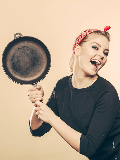 Retro styled woman having fun with kitchen accessories. - Zdjęcie, obraz