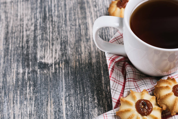 美味しいクッキーと紅茶のカップ - 写真・画像