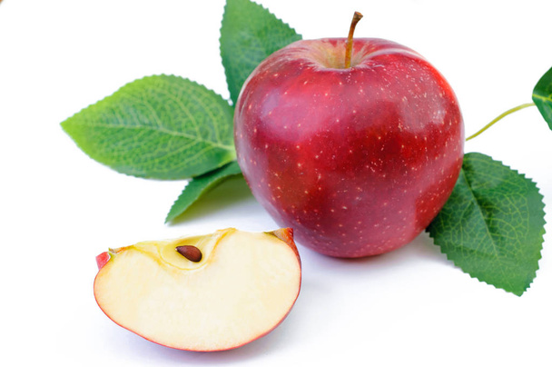 κόκκινο μήλο με φύλλα και ενότητα που απομονώνονται σε λευκό φόντο - Φωτογραφία, εικόνα