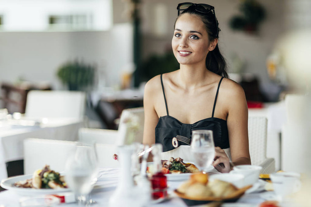attractive woman in restaurant - Фото, изображение
