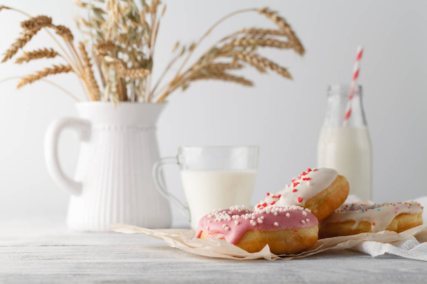 Donuts with glass of milk - Foto, imagen