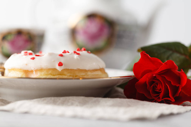 One donut as present on valentines day - Zdjęcie, obraz