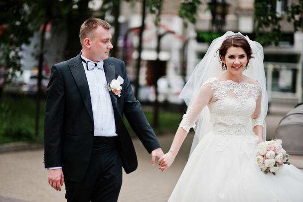 Newlyweds holding hand at their wedding day. - Fotoğraf, Görsel