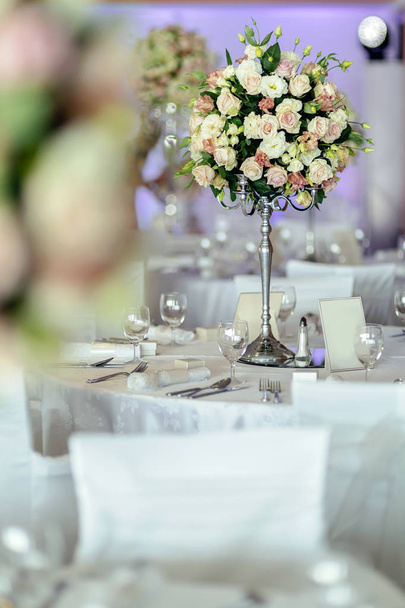 Beautiful wedding tables and roses - Foto, Bild