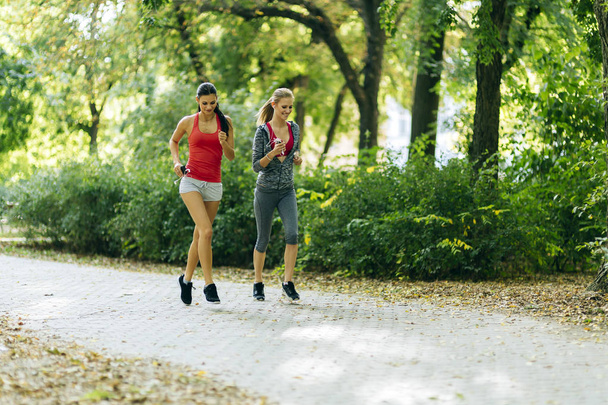 Sportowych kobiet joggingu w przyrodzie - Zdjęcie, obraz