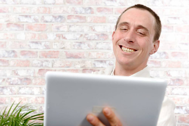 Komea mies käyttää tablet-tietokone
 - Valokuva, kuva