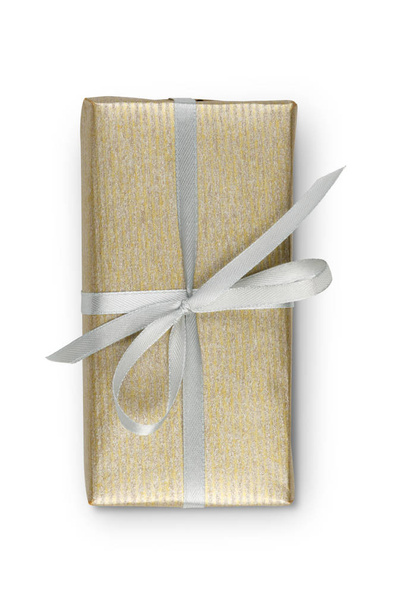 Geburtstagsgeschenkschachtel in goldenem Papier isoliert auf weiß - Foto, Bild