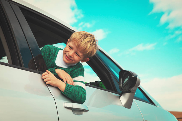 glücklicher kleiner Junge reist mit dem Auto am Himmel - Foto, Bild