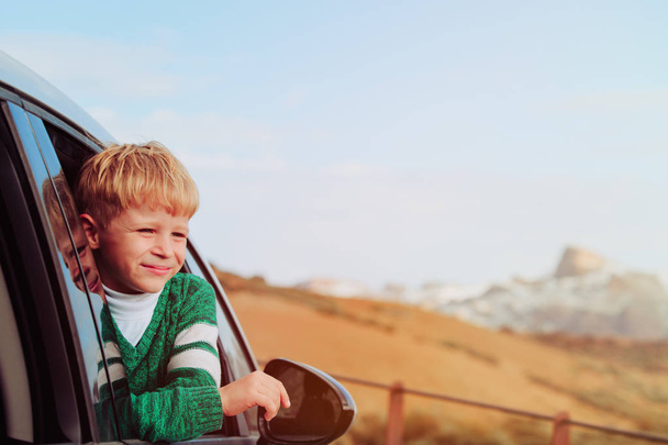 happy little boy travel by car in mountains - Foto, Imagem