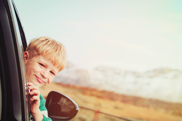 felice bambino viaggiare in auto in montagna
 - Foto, immagini