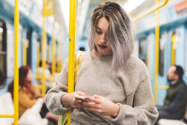 smartphone kullanarak metro kadında - Fotoğraf, Görsel