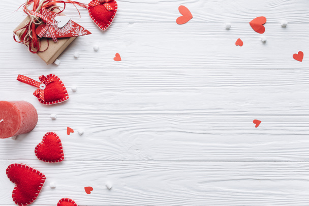 Red hearts and gift on wooden background - Photo, Image