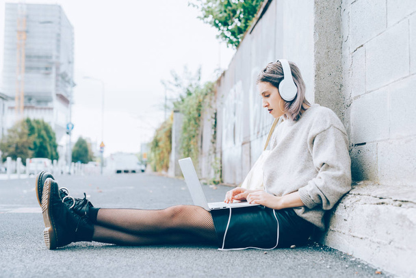 женщина с помощью компьютера прослушивания музыки
 - Фото, изображение
