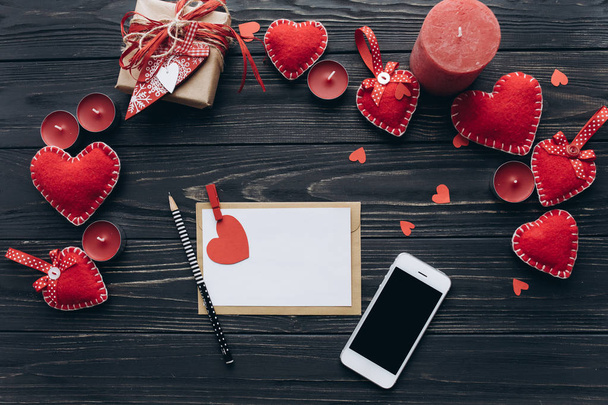 Lettera d'amore con cuori rossi e telefono
 - Foto, immagini