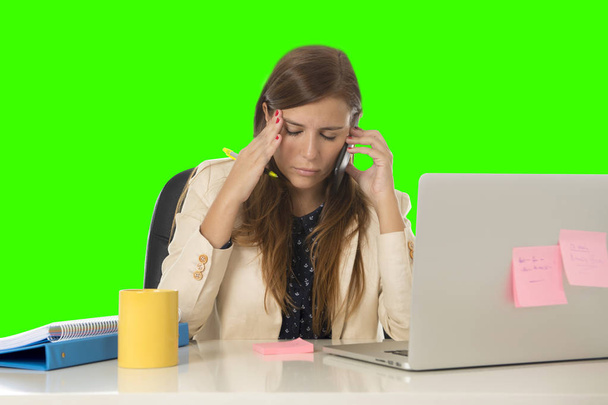 オフィス コンピューター分離緑クロマキーでのストレスに苦しんでいる女性実業家 - 写真・画像