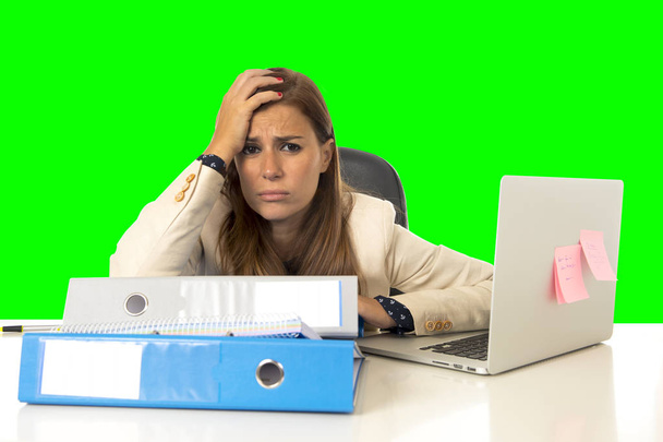 オフィス コンピューター分離緑クロマキーでのストレスに苦しんでいる女性実業家 - 写真・画像