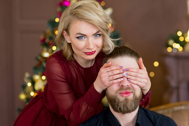 christmas couple, happy young female surprise man cover his eyes - Fotografie, Obrázek