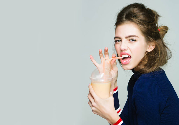 girl drinking juice from glass - Fotoğraf, Görsel
