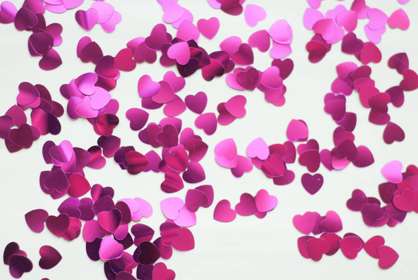 Confetti corazones sobre un fondo blanco
, - Foto, imagen