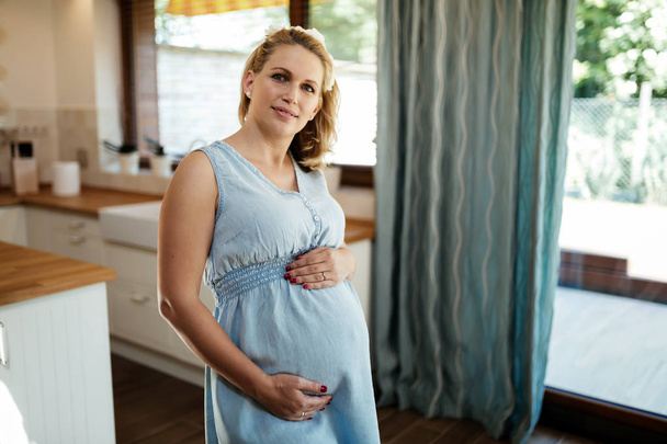 Beautiful pregnant woman - Foto, afbeelding