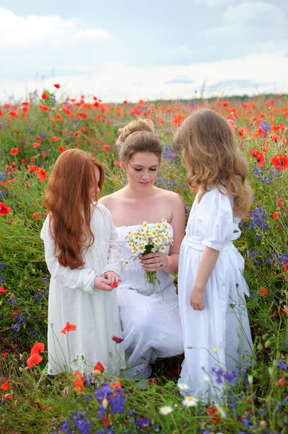 молода жінка з дикими квітами і милі дівчата в квітучому джерелі
 - Фото, зображення