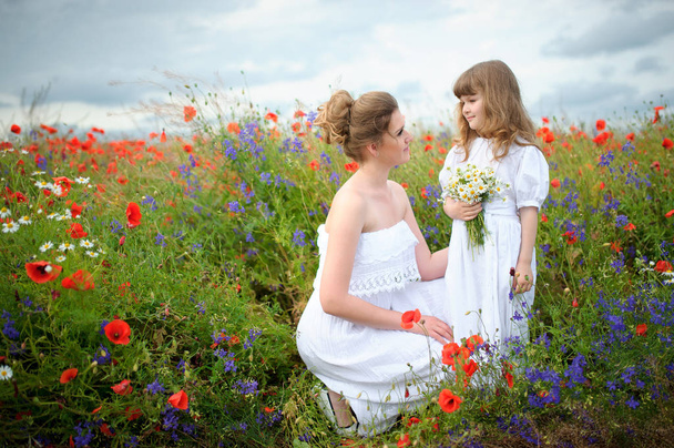 Мама і дочка з польовими квітами серед квітів поле, щоб - Фото, зображення