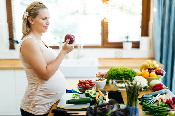 Pregnant woman healthy diet - Foto, Bild