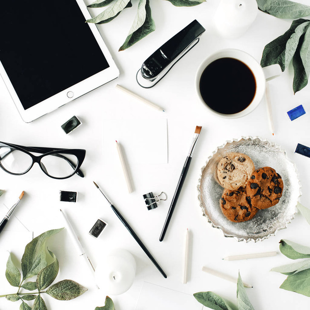 Χώρο εργασίας με tablet, γυαλιά, φλυτζάνι του μαύρου καφέ - Φωτογραφία, εικόνα