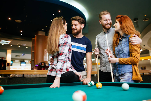Group of people playing snooker - Foto, afbeelding