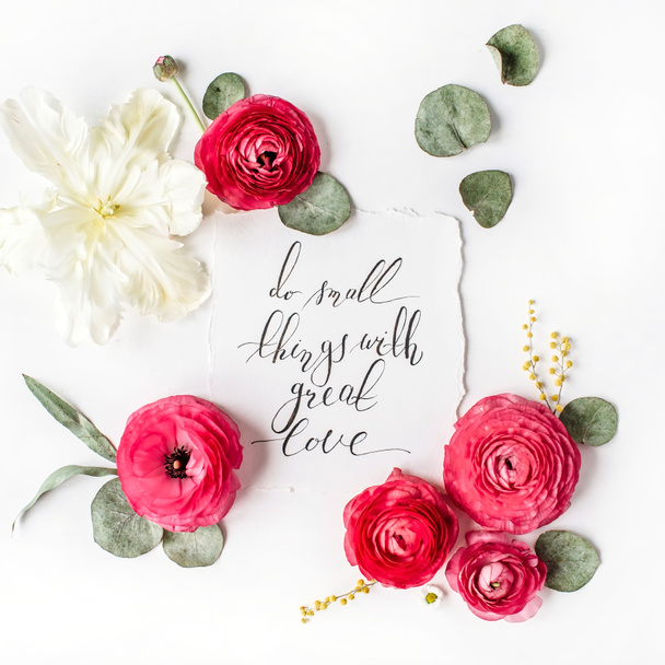 Citation "Faire de petites choses avec grand amour" écrit dans un style calligraphique sur papier rose, roses rouges
 - Photo, image