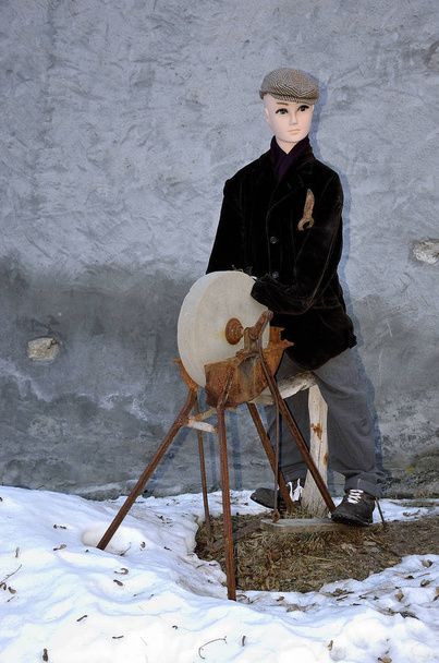 mannequins - knife sharpener in the snow - Photo, Image