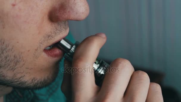 Mężczyzna palenie papieros pary - Materiał filmowy, wideo