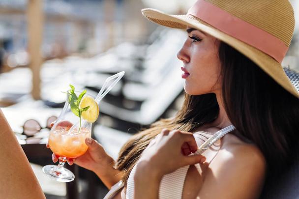 woman holding cocktail - Photo, image