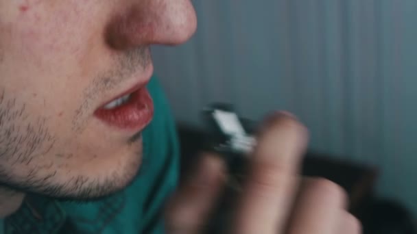 Mies polttaa sähkösavuketta
 - Materiaali, video