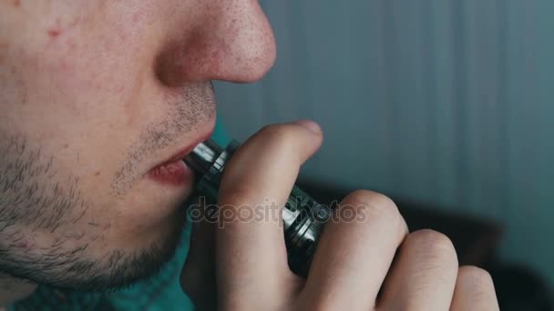 Homme fumant de la vapeur de cigarette électronique
 - Séquence, vidéo