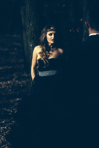 elegant young couple in forest - Foto, Bild