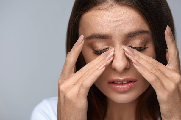 Femme souffrant de douleur, se sentant stressée, touchant les yeux douloureux
 - Photo, image