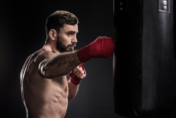 Boxer avec sac de boxe
  - Photo, image
