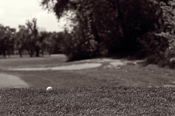 golfový míček na zelené trávě, poznámka mělká hloubka pole - Fotografie, Obrázek