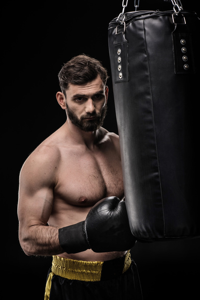Boxer avec sac de boxe
  - Photo, image