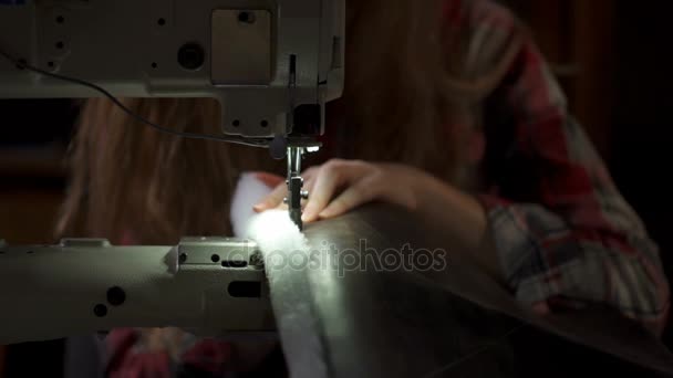 Slow motion van vrouw hand stiksel lederen product met vintage naaimachine - Video