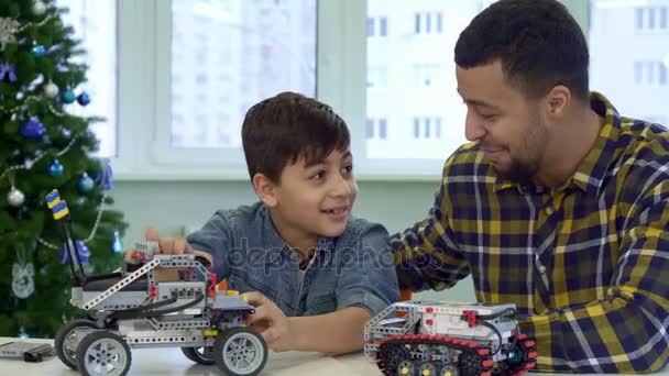 Padre e hijo juegan con juguete SUV
 - Imágenes, Vídeo