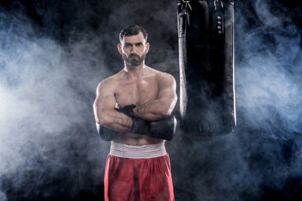 Boxer avec sac de boxe
 - Photo, image