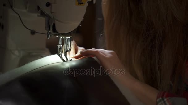 Ağır çekim kadın el deri ürün ile bağbozumu dikiş makinesi dikiş - Video, Çekim