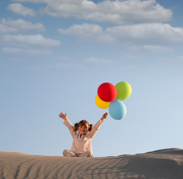Onnellinen pieni tyttö värikkäitä ilmapalloja
 - Valokuva, kuva