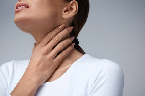 Throat Pain. Closeup Woman With Sore Throat, Painful Feeling  - Foto, Imagem