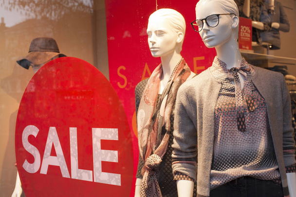 Verkaufsschild am Schaufenster und Modepuppen im Geschäft - Foto, Bild