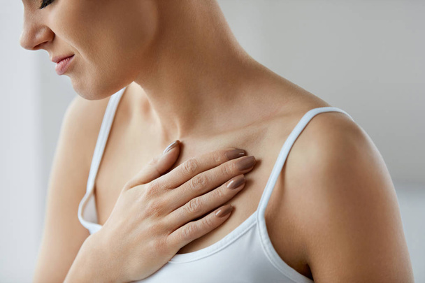 Zbliżenie kobieta ciało, Kobieta o ból w klatce piersiowej, problemy zdrowotne - Zdjęcie, obraz