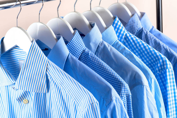 Doek Hangers met Shirts. Mannen kleding - Foto, afbeelding