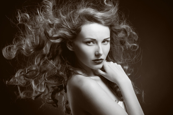 美しい長い髪のグラマー少女のクローズ アップの肖像画 - 写真・画像